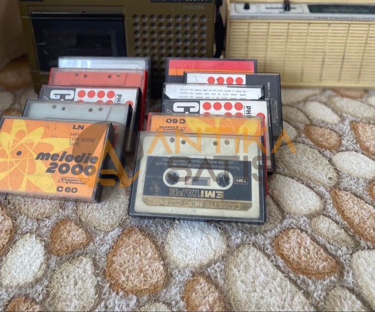 Bir adet kaset çalar,bir adet radyo,ve kasetleri