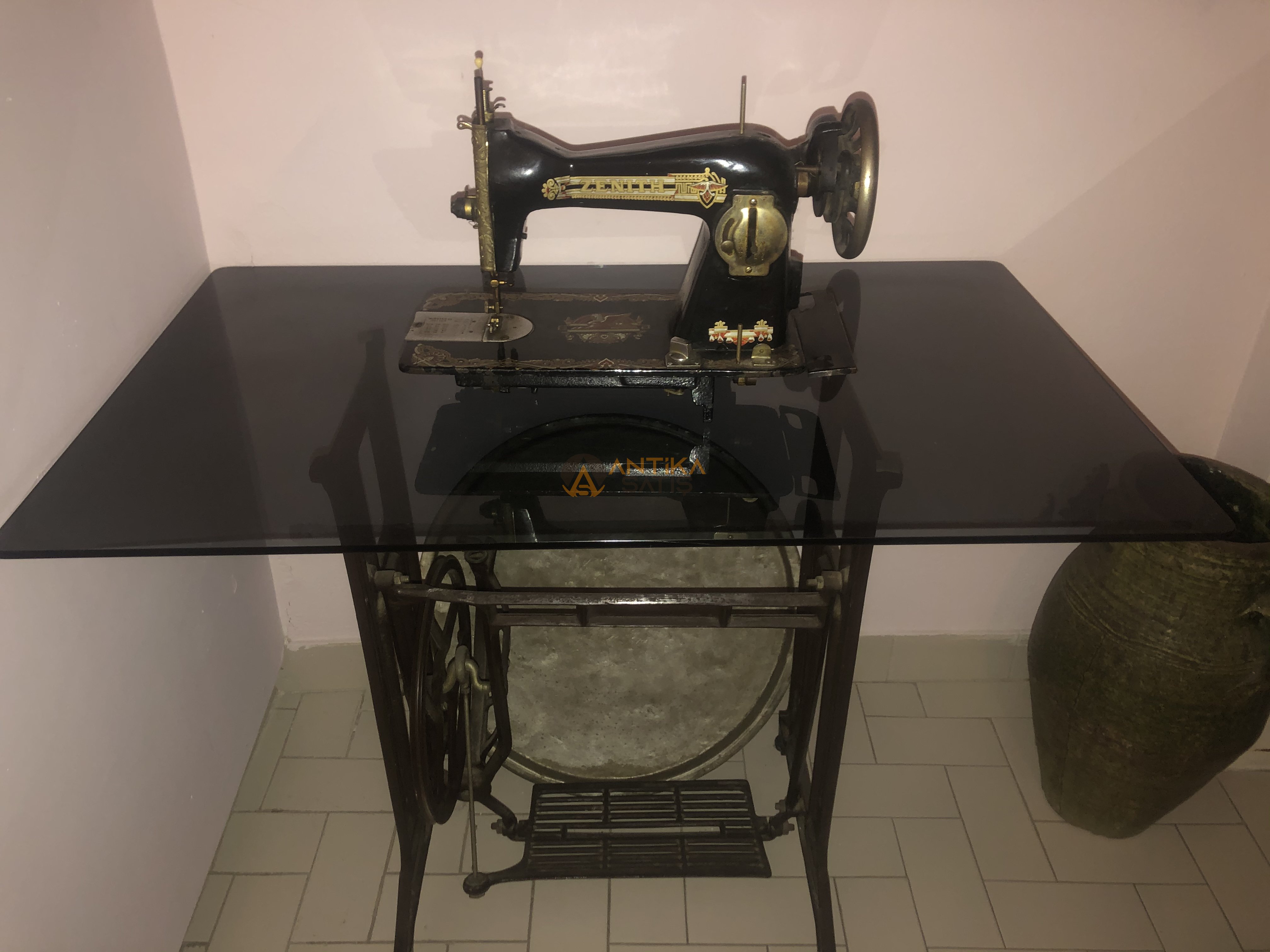 En az 100 yıllık antika ayaklı dikiş makinesi